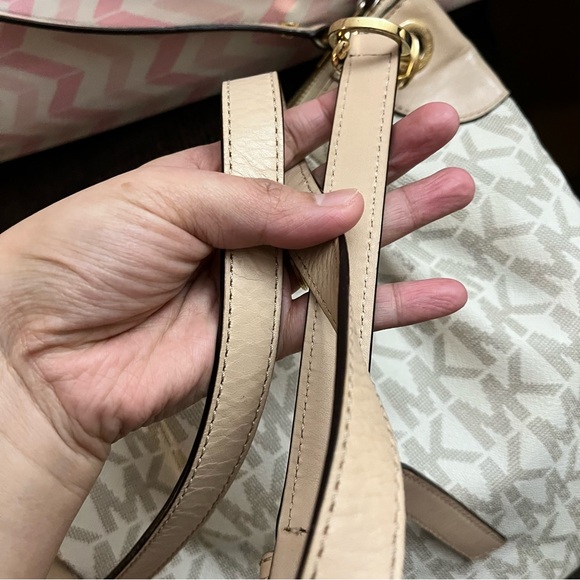 Michael Kors Jet Set Shoulder Bag Vanilla #michaelkors #MKJetset - Picture 3 of 7